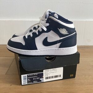 Air Jordan 1 Mid GS in Obsidian